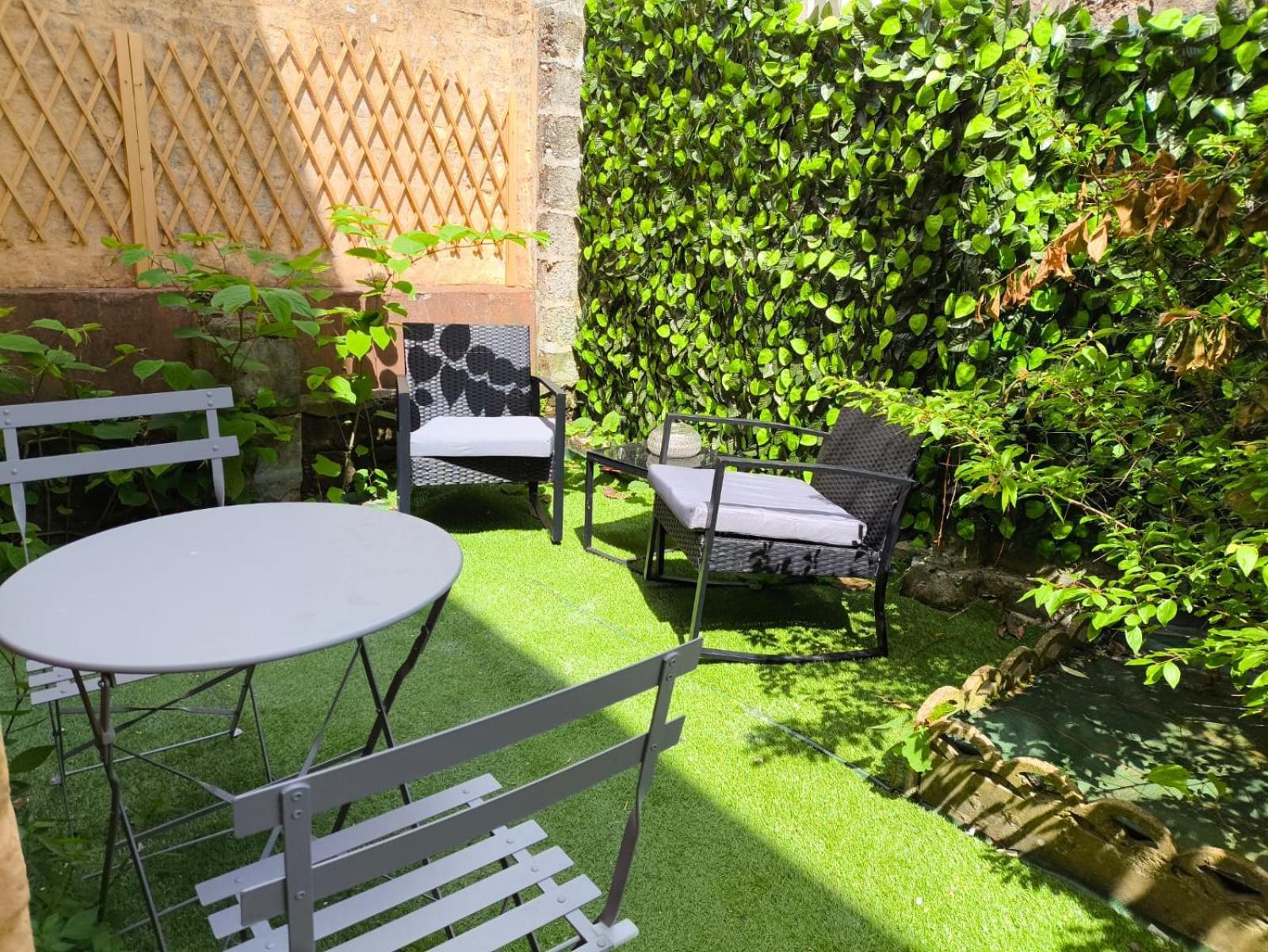200 M - Rue Pietonne A 300 M - Jardin *